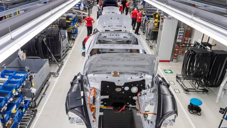 En septembre, mois du salon automobile international de Munich avec une forte présence de constructeurs chinois, le nombre d'immatriculations de véhicules neufs a grimpé de 12,8% sur un an, à 235'528 unités, selon les chiffres publiés lundi par l'Agence fédérale automobile (KBA).