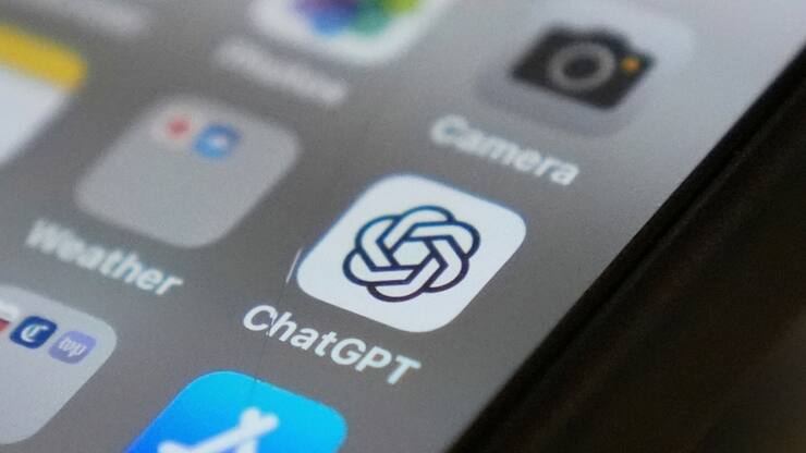 ChatGPT est désormais connectable avec les applications de la vie quotidienne. Image d'illustration de l'icône ChatGPT sur un smartphone.