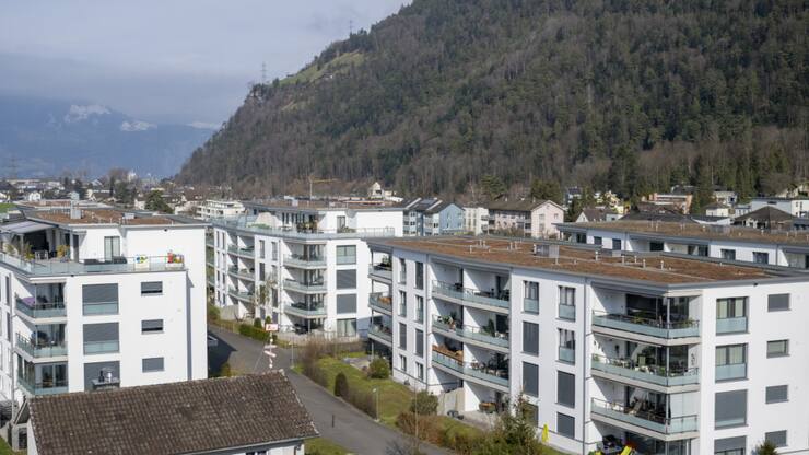 Les prix proposés pour la propriété par étages ont augmenté sur un mois en moyenne de 0,5% en septembre, tandis que le niveau des prix des maisons individuelles est resté inchangé (0,0%), selon l'indice d'achat ImmoScout24, établi avec le cabinet de conseil immobilier CIFI et publié mardi.