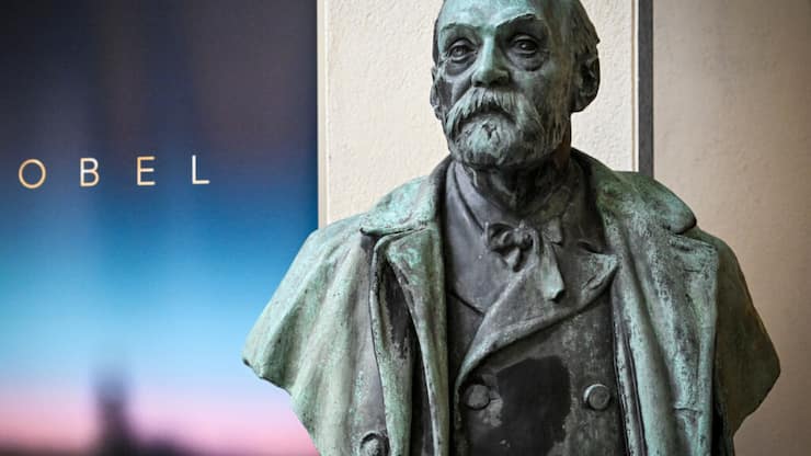 Le monde littéraire attend jeudi avec impatience de connaître le nom de l'auteur ou de l'autrice, qui va recevoir le Prix Nobel de littérature. Photo: un buste d'Alfred Nobel, exposé à l'Institut Karolinska à Stockholm.