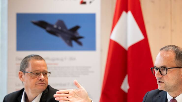 Jürg Rötheli, président de Ruag MRO, et Urs Loher, directeur d'armasuisse, ont présenté jeudi à Payerne le projet Rigi.