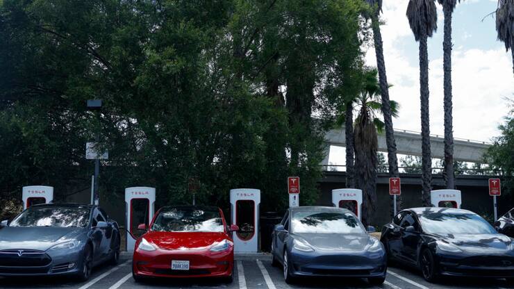 L'option de conduite autonome (FSD) de Tesla, équipant plusieurs millions de véhicules, serait impliquée dans des infractions au code de la route. (archive)