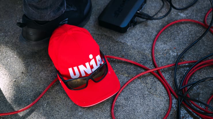 Des centaines de maçons ont manifesté samedi à Sion pour défendre leurs conditions de travail.