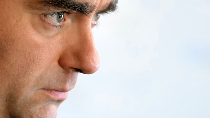 La France traverse une interminable période d'instabilité politique depuis la dissolution de l'Assemblée nationale en juin 2024 par le président Emmanuel Macron, qui a abouti à une chambre sans majorité et à une succession de quatre Premiers ministres, dont le dernier en date, Sébastien Lecornu.