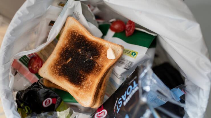 En Suisse, 2,8 millions de tonnes de denrées alimentaires finissent chaque année à la poubelle (image symbolique).