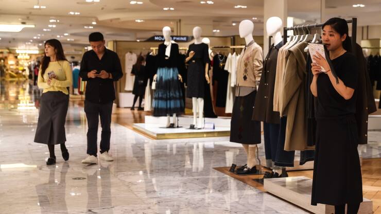 La déflation, appréciée des consommateurs, est considérée comme un phénomène dangereux pour l'économie car elle incite les ménages à reporter leurs achats dans l'espoir de prix encore plus bas. (archive)