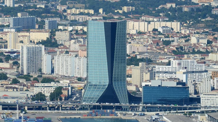 Dans son communiqué, CMA CGM se dit "aligné sur la vision du développement maritime de l'Inde". "Le groupe a déjà immatriculé quatre navires sous pavillon indien en 2025, prévoit le recrutement de 1000 marins indiens d'ici la fin de l'année, et en embauchera 500 supplémentaires en 2026".