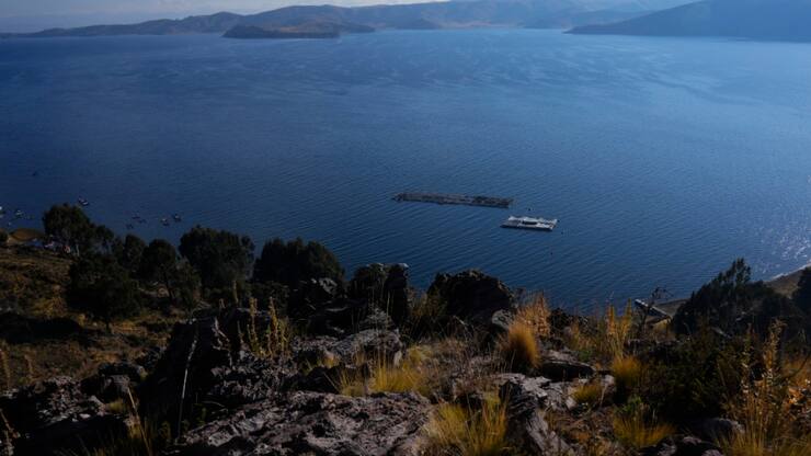 Long de 190 à 200 km, le lac Titicaca présente une surface totale de 8340 km2. Il s'agit de la plus haute réserve d'eau douce navigable au monde (archives).