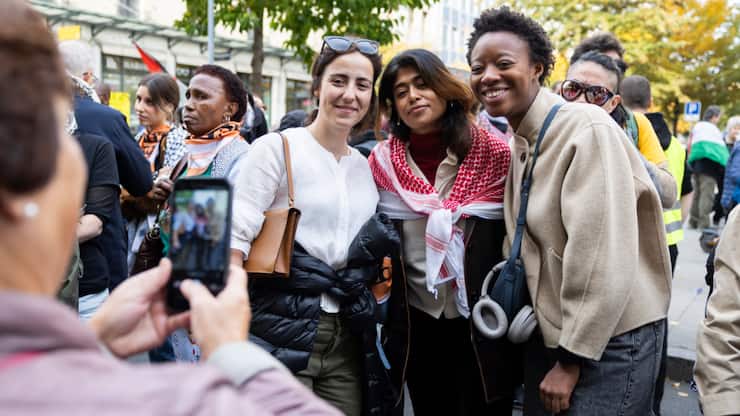 La députée européenne Rima Hassan s'est prêtée au jeu des selfies en marge d'une manifestation dénonçant la responsabilité des multinationales dans le conflit israélo-palestinien.