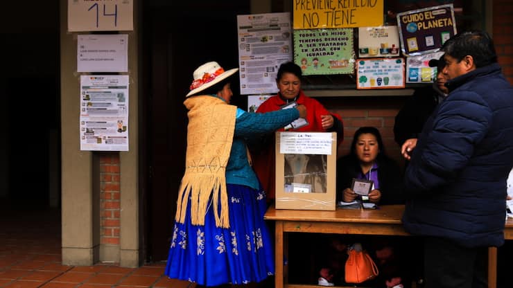 Les Boliviens se sont rendus aux urnes dimanche pour le second tour de l'élection présidentielle, qui doit départager deux candidats de droite.