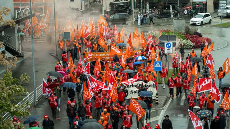 Les maçons tessinois sont descendus dans les rues de Bellinzone lundi.