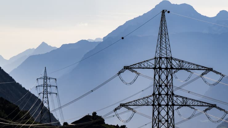 Les lignes électriques aériennes doivent avoir la priorité pour l'extension du réseau suisse de transport d'électricité, estime une commission parlementaire (archives).