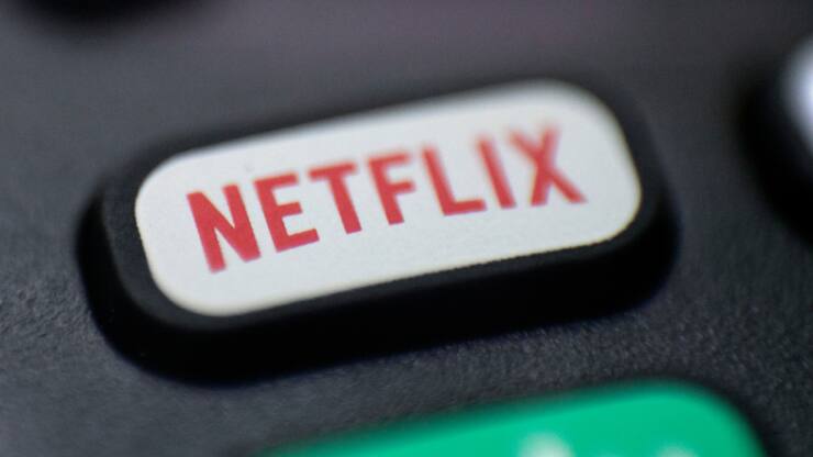 Netflix continue sa croissance mais sa rentabilité est moins insolente que les précédentes années. Image d'illustation d'une télécommande avec le logo du géant du streaming.