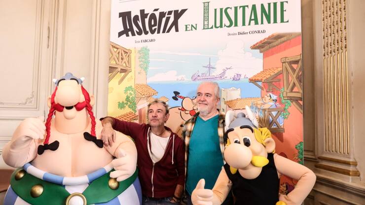 Le scénariste Fabcaro (à g.) et le dessinateur Didier Conrad (à dr.) ont présenté Astérix en Lusitanie, l'ambassade du Portugal en France, le 13 octobre dernier, à Paris.