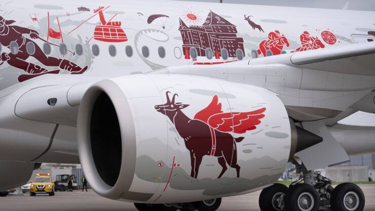 Des images du flanc d'un des nouveaux avions Airbus A350 de la compagnie Swiss sur le tarmac de l&#8217;aéroport de Zurich, juste après son arrivée de Toulouse, avec seulement l'équipage à son bord, le 9 octobre dernier à Kloten.