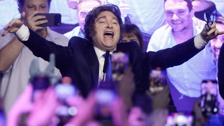 Le président argentin Javier Milei jubile après la victoire de son parti aux élections legislatives de mi-mandat.