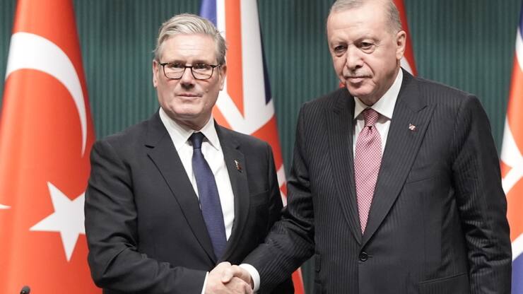 Keir Starmer (à gauche) et Recep Tayyip Erdogan (à droite) ont trouvé un accord pour la vente de 20 avions de combat Eurofighters.