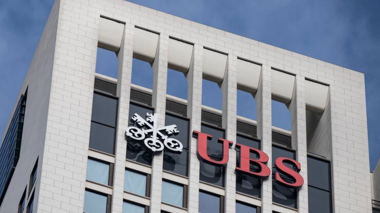 UBS a enregistré un bénéfice net de 2,5 milliards de dollars au troisième trimestre, en hausse de 74% sur un an, grâce à l'activité dynamique dans le coeur de métier et à la dissolution de provisions pour risques juridiques.