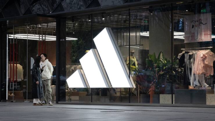 Adidas a commencé à réagir aux surcoûts douaniers en augmentant les prix de ses produits, notamment les chaussures, sur le marché outre-Atlantique.