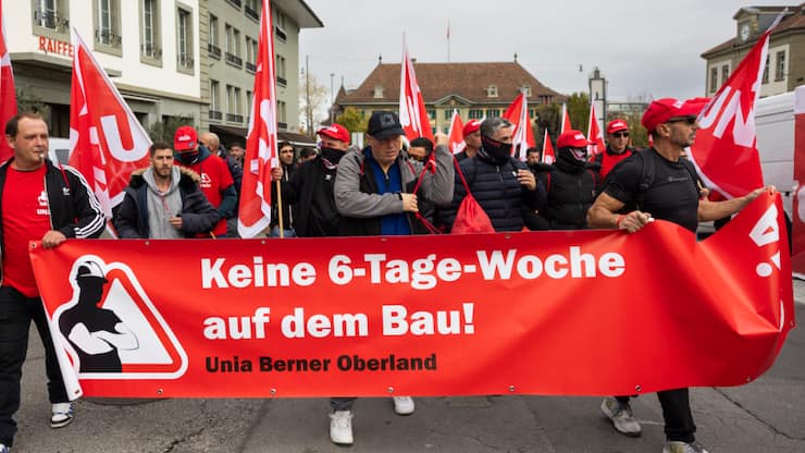 Les employés de la construction ont dénoncé la longueur de leurs journées de travail.