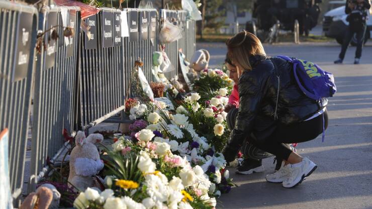Hommage aux victimes en Serbie un an après l'effondrement mortel en gare de Novi Sad.