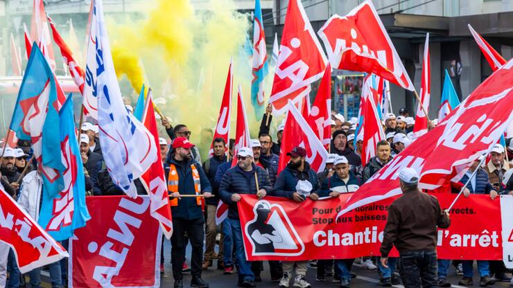 Quelque 1500 maçons ont défilé dans les rues de Genève lundi pour dénoncer leurs conditions de travail et demander une meilleure convention nationale.