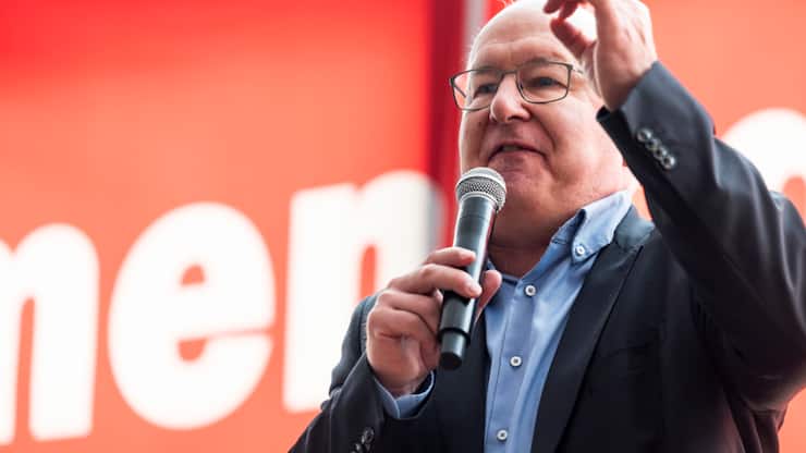 Pierre-Yves Maillard, président de l'Union syndicale suisse, est venu soutenir mardi les ouvriers du bâtiment lors de la deuxième journée de grève des maçons de Suisse romande.
