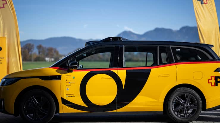 Un exemplaire d'auto à conduite autonome de CarPostal a été présenté mercredi à Altstätten (SG), où ce service de taxi-robots à trajets partagés sera testé primeur.