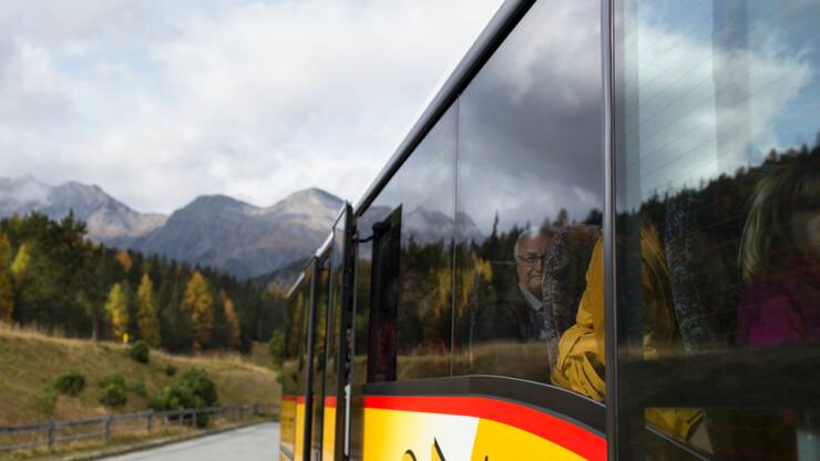 Dès mi-décembre, les passagers des cars postaux circulant aux Grisons pourront acheter leurs titres de transport via un mini-distributeur à bord et non plus auprès des conducteurs.