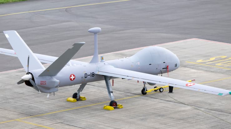 Un drone de reconnaissance Elbit sur l'aérodrome militaire d'Emmen (LU). Tous les drones et le matériel correspondant doivent être livrés aux Forces aériennes d'ici fin 2026, soit environ sept ans plus tard que prévu (archives).