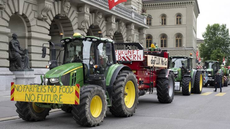 Les paysans suisses jugent globalement plus positivement leurs conditions de vie, selon une enquête fédérale publiée lundi, mais des critiques demeurent, notamment sur la politique agricole (illustration).