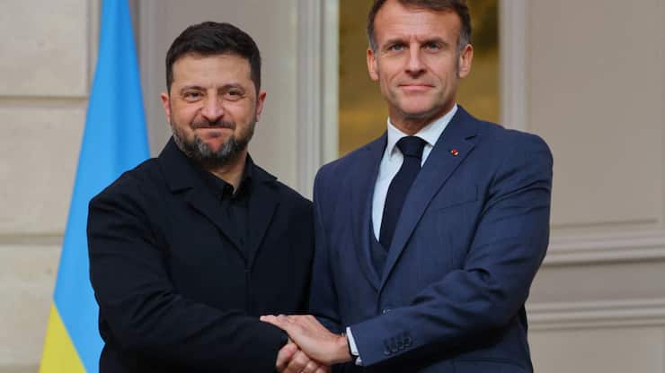 "C'est un accord historique et nous apprécions beaucoup le soutien de la France", a dit Volodymyr Zelensky.