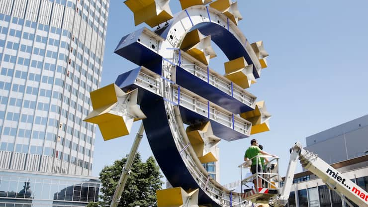 Ces marchés financiers restent "vulnérables à des baisses soudaines de cours", alors que l'optimisme qui a suivi les places boursières mondiales après les creux d'avril "a encore fait grimper" le cours des actions de ces groupes déjà élevés, a déclaré le vice-président de l'institut monétaire.