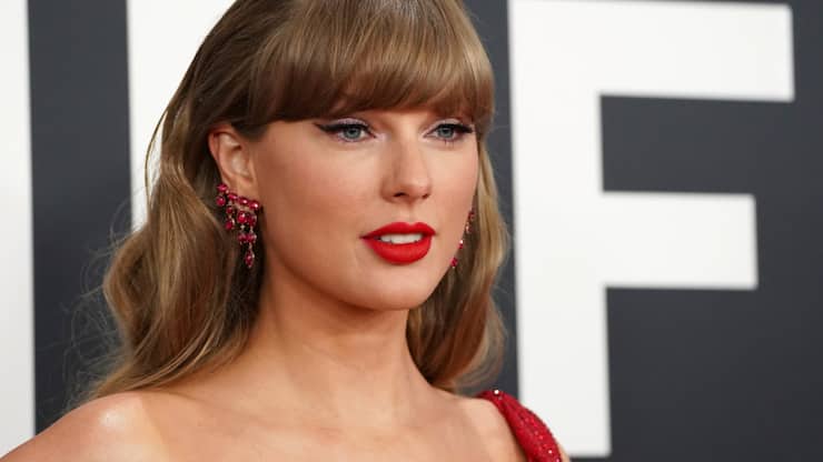 Vous ressentez une grande affinité avec Taylor Swift sans jamais l'avoir rencontrée? Vous vivez une relation "parasociale", mot de l'année 2025 pour le dictionnaire en ligne de Cambridge.