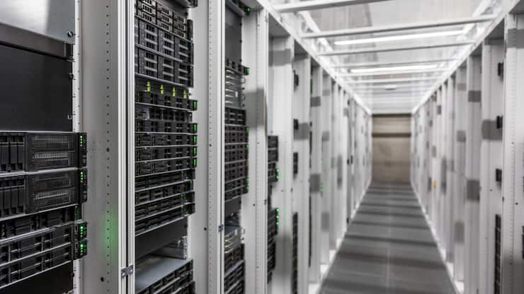 La Commission européenne a ouvert deux enquêtes qui visent à établir si Amazon Web Services et Microsoft Azure, numéros un et deux du secteur, doivent être soumises aux obligations du règlement européen sur les marchés numériques (DMA) (archives).