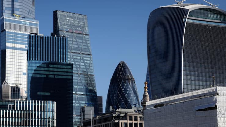 Une inflation élevée freine la consommation et l'investissement. Elle a aussi contraint la Banque d'Angleterre (BoE), au début du mois, à maintenir ses taux d'intérêt à 4%, ce qui pèse sur le coût de la dette du Royaume-Uni.