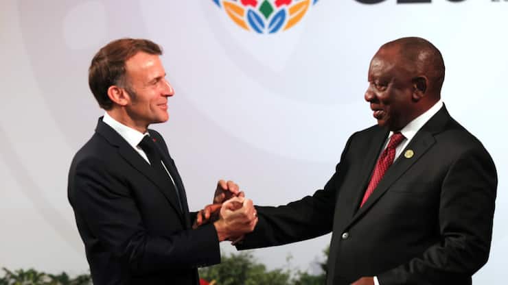 Le Sud-Africain Cyril Ramaphosa, à droite, accueille le président français Emmanuel Macron lors du premier jour du sommet du G20 à Johannesburg en Afrique du Sud samedi.
