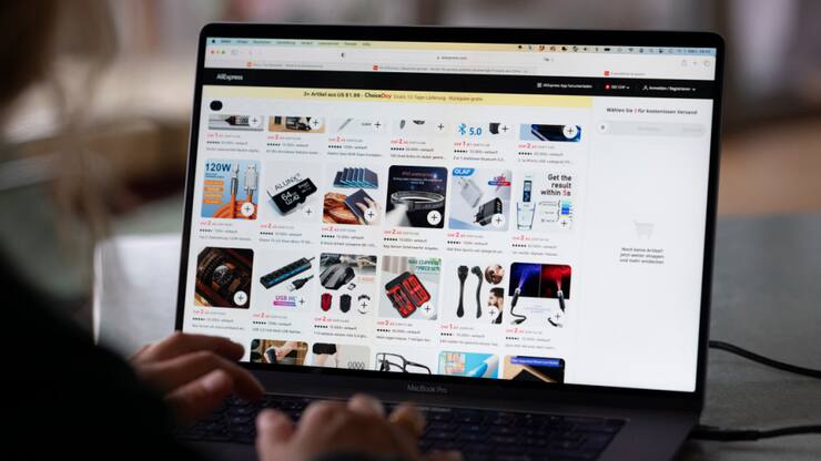 La plateforme de commerce en ligne AliExpress est la propriété du géant technologique chinois Alibaba, tandis que Joom est une plateforme russe fondée en 2016. (archive)