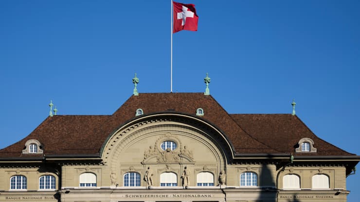 Pour les trimestres à venir, les analystes anticipent que la BNS maintiendra son taux directeur à 0%, avec toutefois des risques orientés à la baisse. (archive)