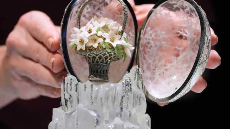 L'Oeuf d'Hiver ("Winter Egg"), taillé dans un fragile cristal de roche et agrémenté de diamants, a été réalisé par Fabergé pour les Romanov (archives).