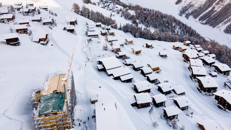 La construction de l'hôtel provisoire de Blatten (VS), baptisé "Momentum", se poursuit dans le Lötschental. L'établissement doit accueillir ses premiers clients à Noël.
