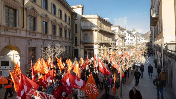 Ils étaient près de 500 manifestantes et manifestants samedi après-midi dans les rues de Bellinzone contre les mesures d'austérité du gouvernement et pour une hausse des salaires des employés de l'Etat.