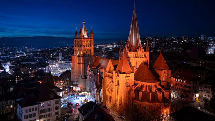 A l'occasion de ses 750 ans, la cathédrale de Lausanne se pare d'un nouvel éclairage extérieur qui propose des ambiances lumineuses évolutives, avant une extinction au coeur de la nuit.