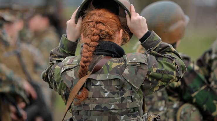 L'initiative service citoyen demande que tous les jeunes, y compris les femmes, s'engagent pour la Suisse, que ce soit au sein de l'armée, de la protection civile ou d'une autre organisation (archives).