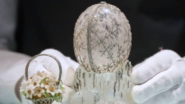 L'¼uf d'Hiver de Fabergé, exposé à Christie's à Londres, devrait se vendre pour plus de 20 millions de livres sterling lors de sa vente aux enchères mardi