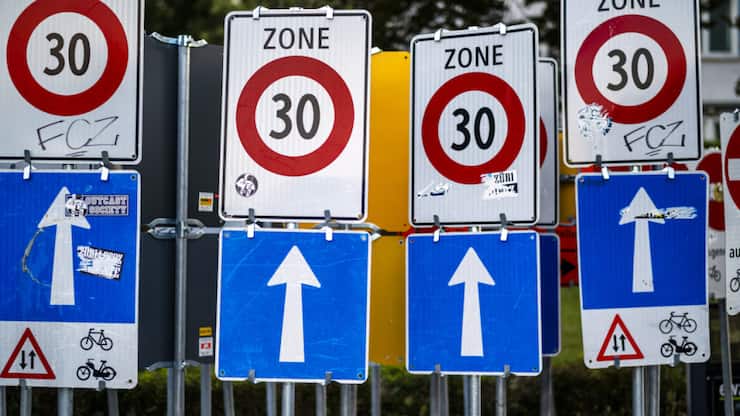 Le Conseil fédéral a proposé de nouvelles règles pour l'introduction de zones 30 sur les routes principales. Elles suscitent un débat houleux (image symbolique).