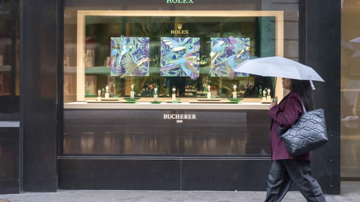 Les perspectives pour 2026 restent incertaines pour les horlogers suisses, avec une pression sur les employés qui ne bénéficieront plus des dispositifs de réduction de l'horaire de travail . (archives)