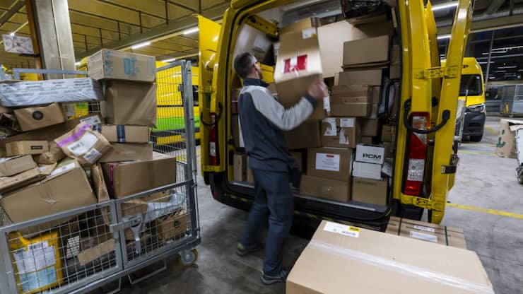 La Poste doit continuer de distribuer toutes les zones de Suisse, même les plus isolées (image d'illustration).