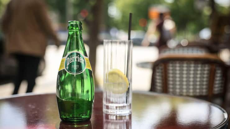 Nestlé Waters va pouvoir continuer à exploiter en France deux forages destinés à la production d'eau minérale naturelle Perrier. (archives)