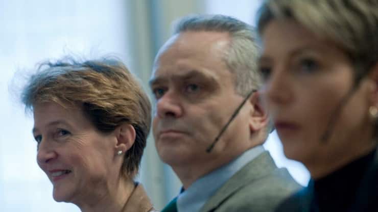 Jacques Baud, ici lors d'un événement en 2011 de la Fédération suisse des fonctionnaires de police avec l'ancienne conseillère fédérale Simonetta Sommaruga (à gauche) et la conseillère d'Etat saint-galloise de l'époque Karin Keller-Sutter (archives).